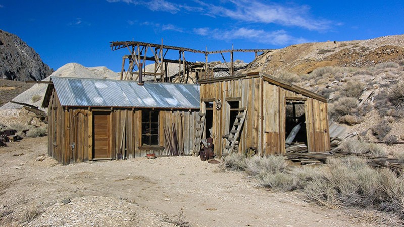 Buildings and trestle at Cerro Gordo